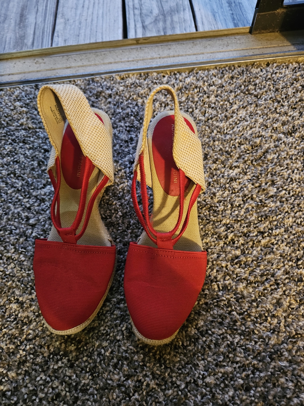 Adrienne Vittadini NWOB Women’s Red Strappy Wedge Sandals Size 8.5 - Picture 2 of 7